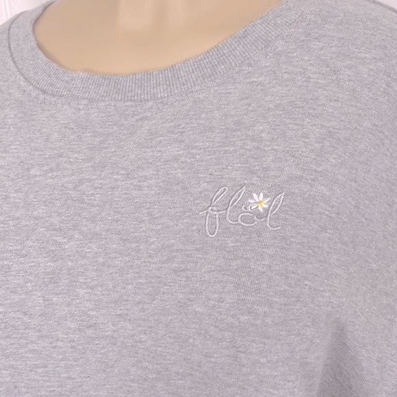 FL&L Heather Gray Embroidered Fuzzy Roomy Alex Sweatshirt Medium Like New - Picture 5 of 14